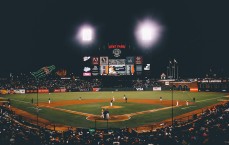 足彩网平台-重磅！湖人浓眉交易流言引4队竞逐，勇士库明加留队现转机，西部3强争抢绿军怀特