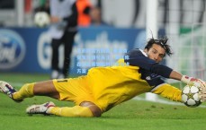 足彩网官方网站_弗莱肯突发伤情引关注，勒沃库森紧急筹划临时门将引进方案