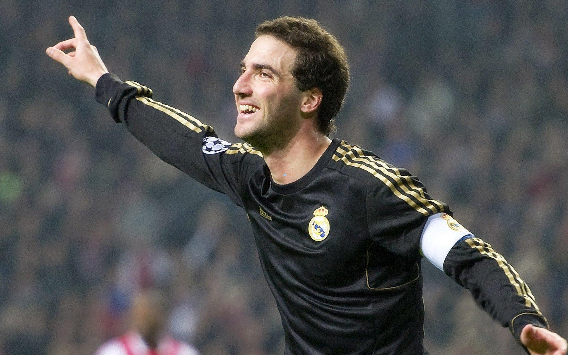 德劳伦蒂斯与利雅得胜利CEO重磅会面！合影C罗球衣引爆足坛猜想